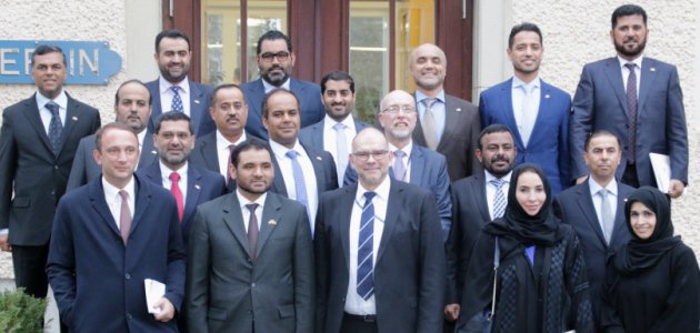 Eine Delegation aus den Vereinigten Arabischen Emiraten steht vor dem Haus Berlin der BAKS.