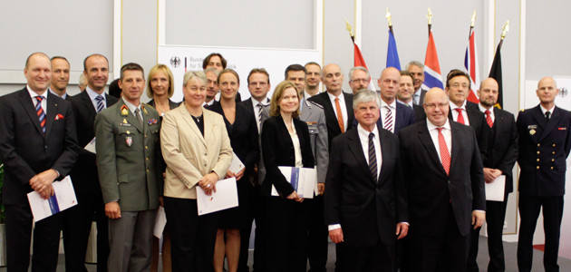 Ein Gruppenbild zeigt die Teilnehmer des Seminars für Sicherheitspolitik 2014 mit Kanzleramtsminister Peter Altmaier und BAKS-Präsident Botschafter Dr. Hans-Dieter Heumann.