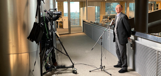 Der Präsident der BAKS Botschafter Ekkehard Brose vor einer TV Kamera