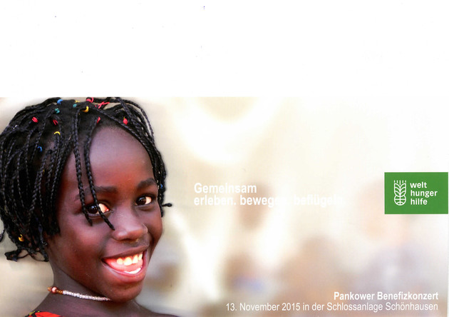 Bild eineslLächelnden afrikanisches Mädchen auf einer Einladungskarte der Welthungerhilfe.