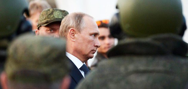 Russlands Präsident Wladimir Putin im Profil umgeben von Soldaten in Tarnuniform, September 2015