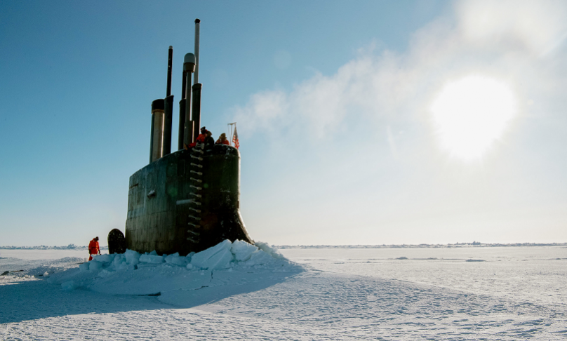 Ein U-Boot hat beim Auftauchen das Packeis des Nordpols durchbrochen.