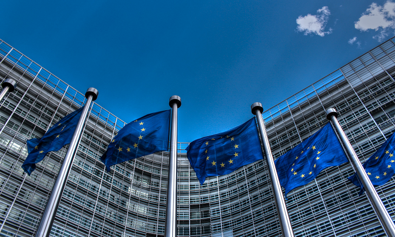 Vor dem Gebäude der Europäischen Kommission in Brüssel wehen Flaggen der EU.