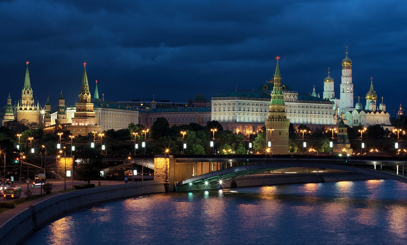 Das Bild zeigt die Gebäude des Kremls in Moskau bei Nacht.
