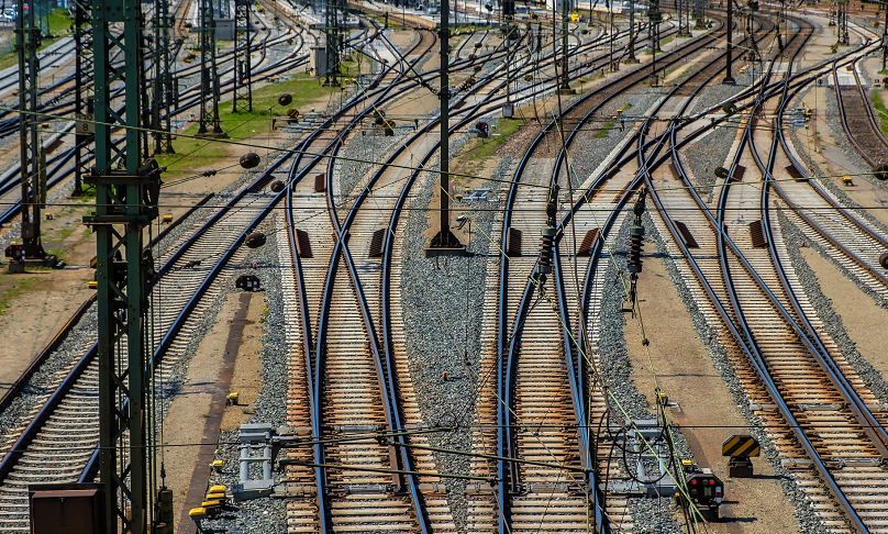Blick auf Bahnschienensystem mit vielen Weichen
