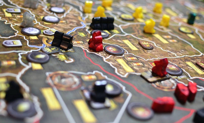 Blick auf ein Brettspiel mit verschiedenen Spielsteinen