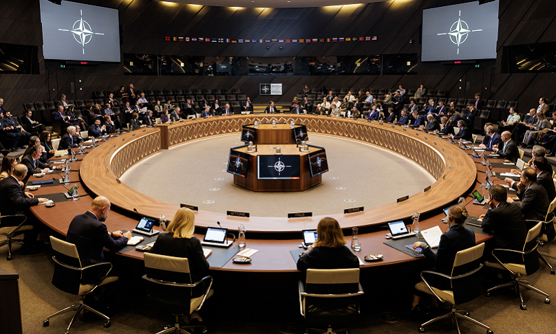 Blick in einen großen Sitzungssaal der NATO