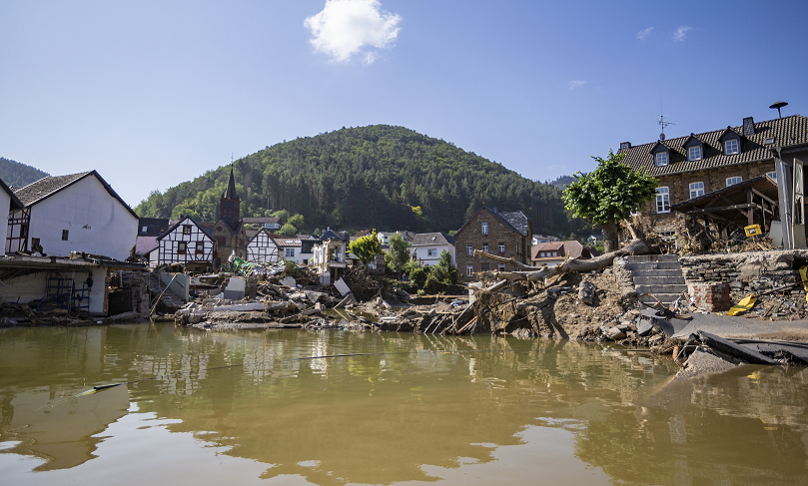 Blick auf das zerstörte Ufer nach dem Hochwaser im Ahrtal