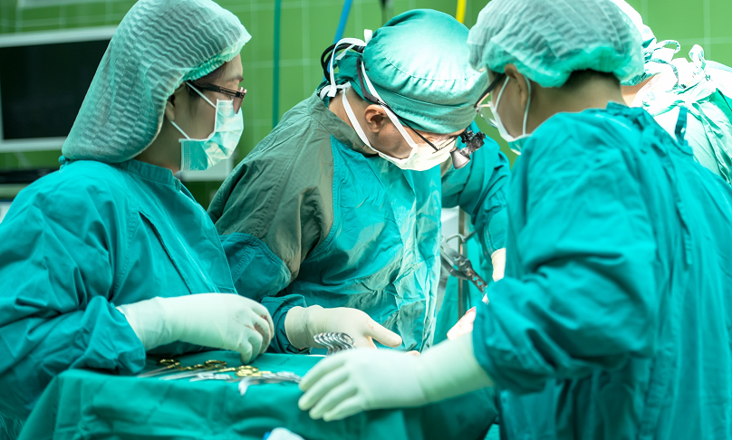 Blick auf ein Ärzteteam im Operationsraum