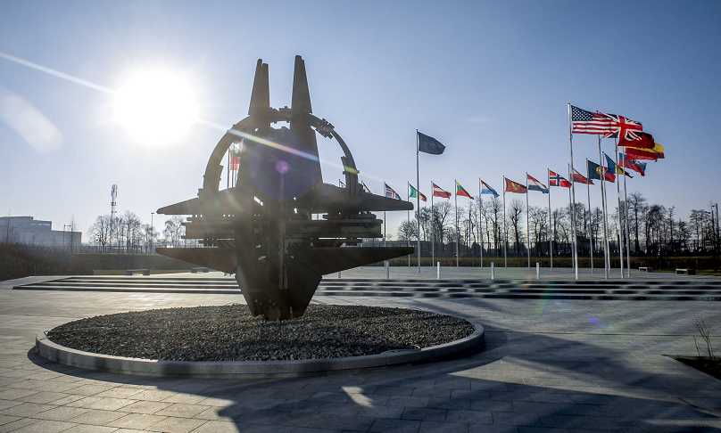 Hinter der Plastik des "NATO-Sterns" wehen die Flaggen der NATO-Mitgliedsstaaten.