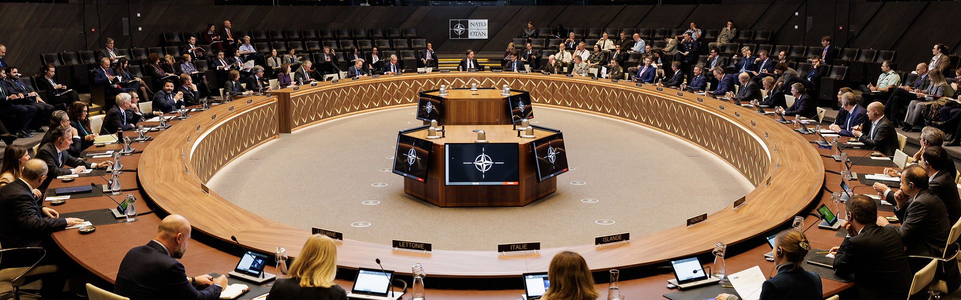 NATO Blick in einen großen Sitzungssaal der NATO